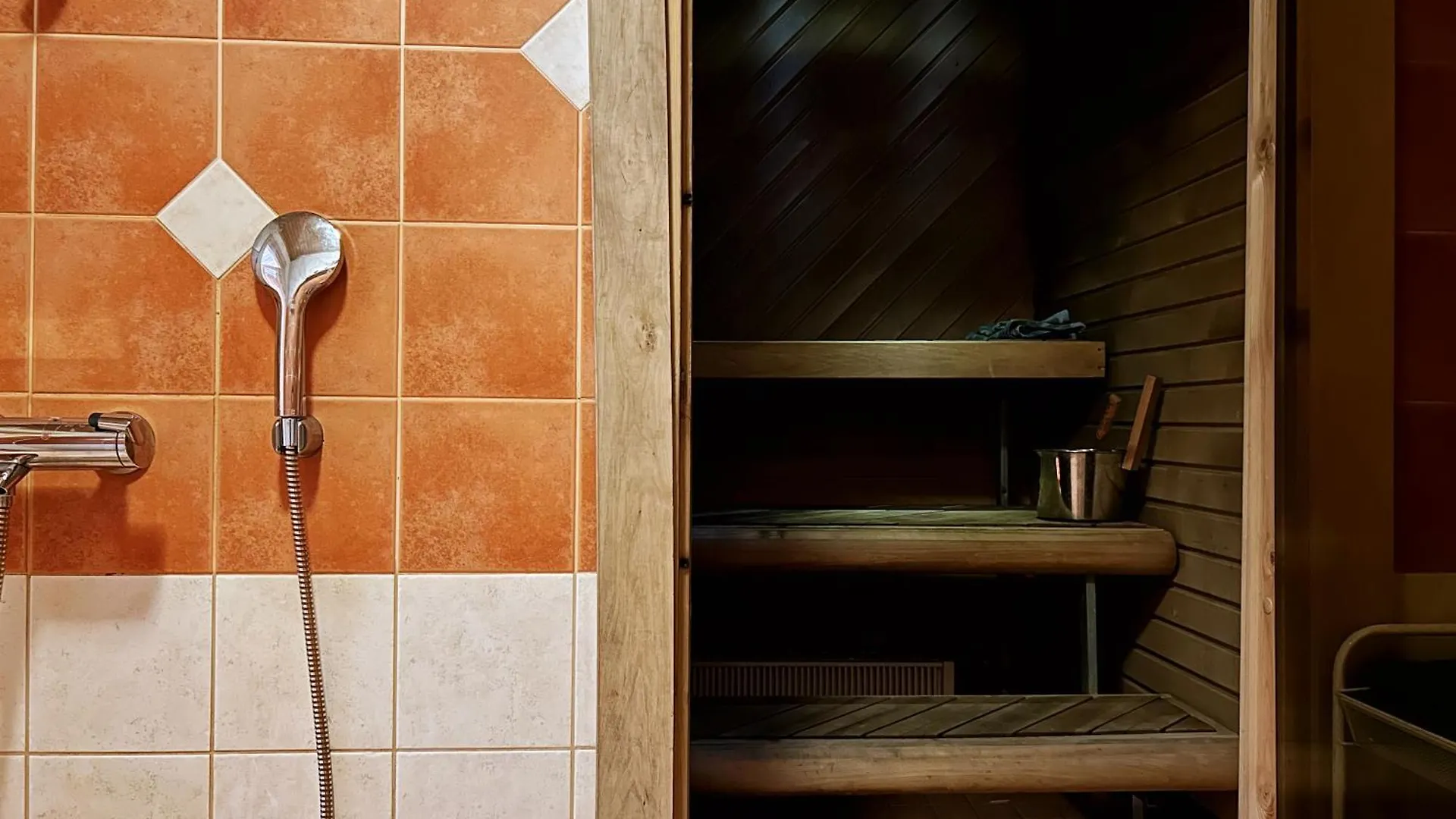 Peaceful Wood-Fired Sauna Stay Вантаа